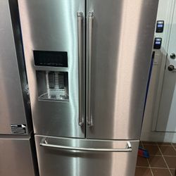 KITCHEN AID 36” STANDARD DEPTH FRENCH DOOR REFRIGERATOR WITH EXTERIOR ICE AND WATER AND PRINTSHIELD™ FINISH. $1,700 MODEL #KRFF577KPS02. ORIGINAL PRIC