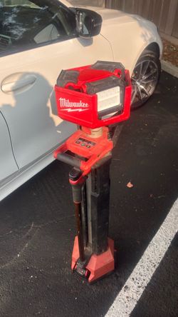 Milwaukee M18 Rocket Light Tower/ Charger