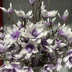 The Core Lavender White Flowers On The Crystal Glass Vase With Glass Flowers