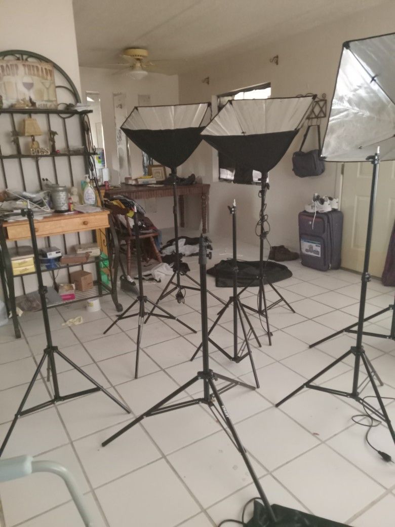 Studio REFLECTORS W/8 STANDS / SHURE RECEIVER AND MICROPHONE