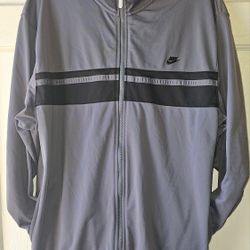 Men’s Nike Gray Track Jacket XLarge
Excellent condition 
No rips or stains 
All zippers in working condition 
20' chest 32" Long