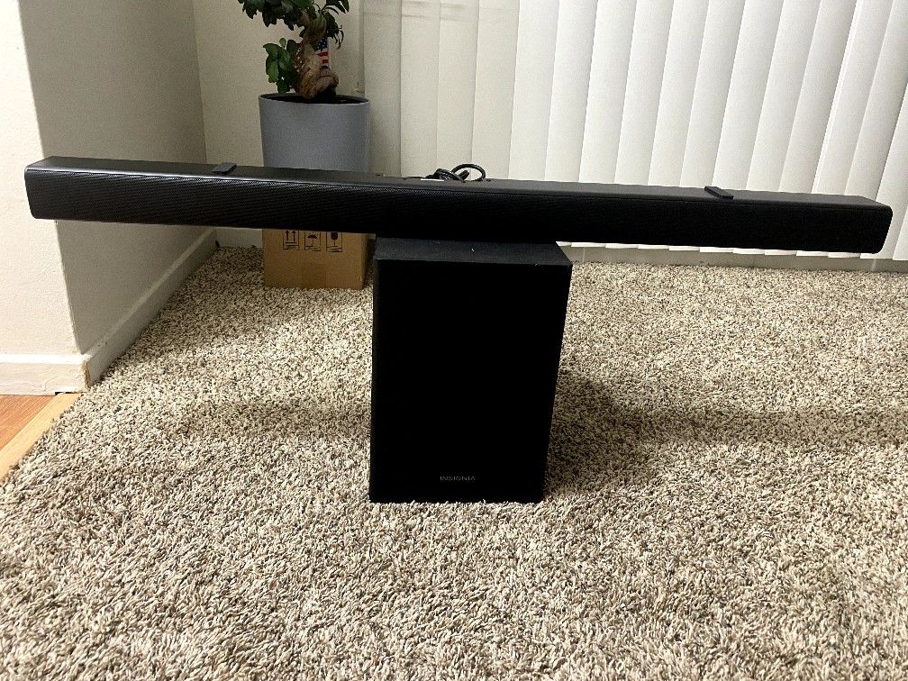 INSIGNIA SOUNDBAR & SUBWOOFER