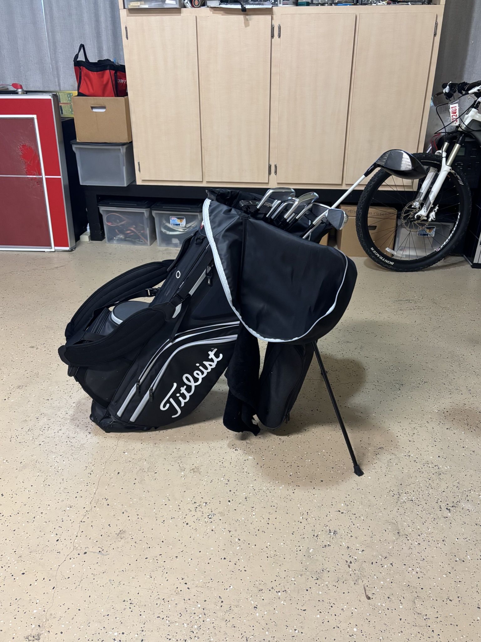 Titleist T200 Irons + TSi1 Driver + Toulon Odyssey Putter + Right Handed — Like New -