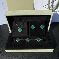 Van Cleef & Arpels Alhambra Collection 18k solid yellow gold box and papers malachite motifs