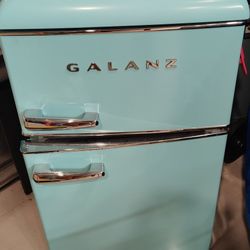 Beautiful Retro Mini Fridge 