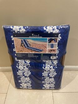 Beach lounger with tray table