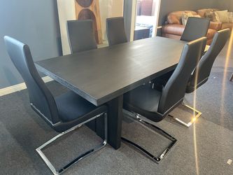 Modern Dining Table with 6 Chairs，$780