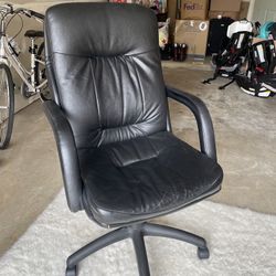 Black Computer Chair – Comfortable and Stylish!