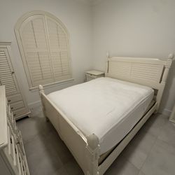 Solid Wood Queen Bedroom Set from American Signature (4 piece)