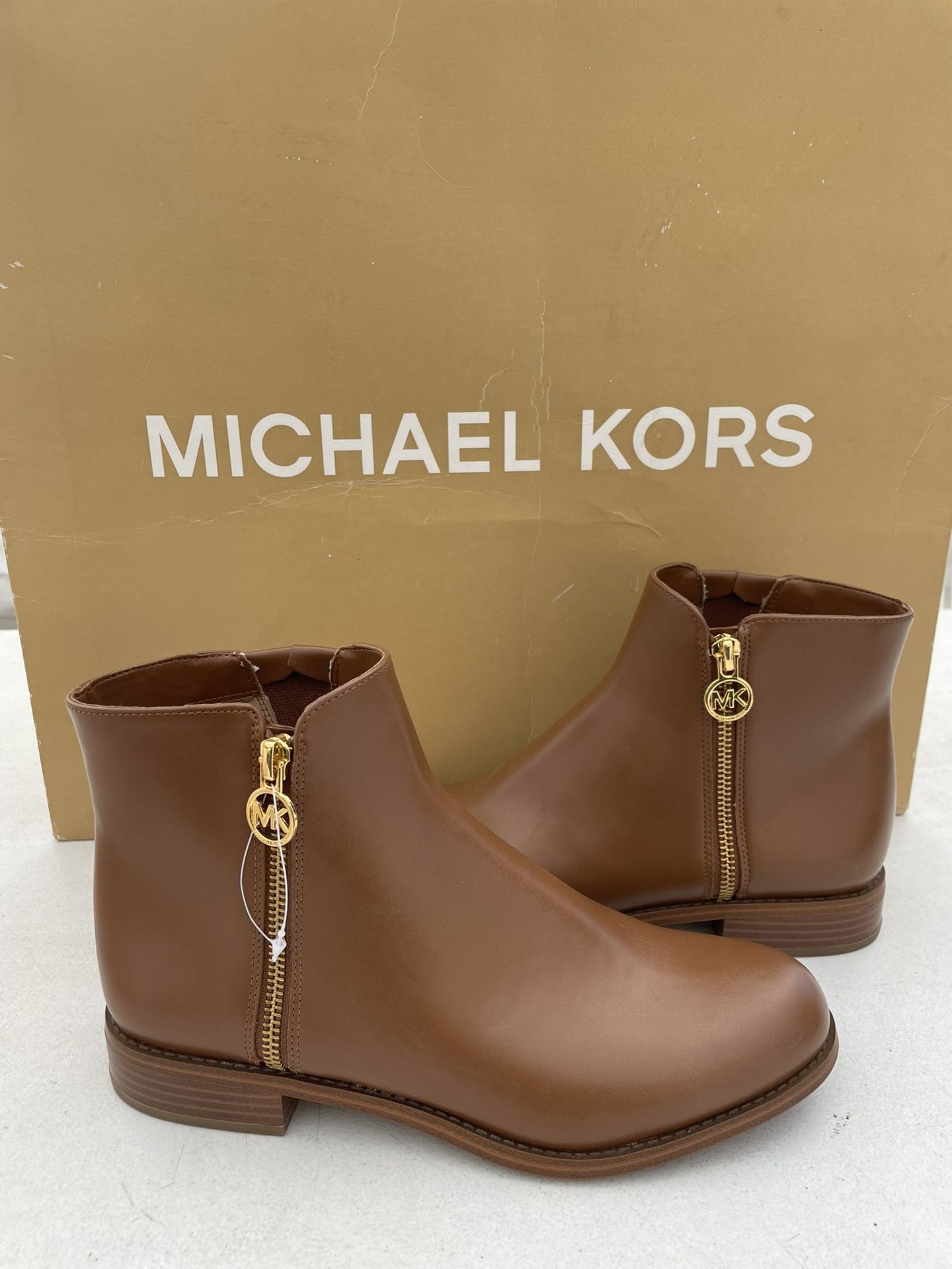 Michael Kors heel ankle boots- Women's - Black/Brown size 8 serious inquiries only  Pick up location in the city of picó Rivera 