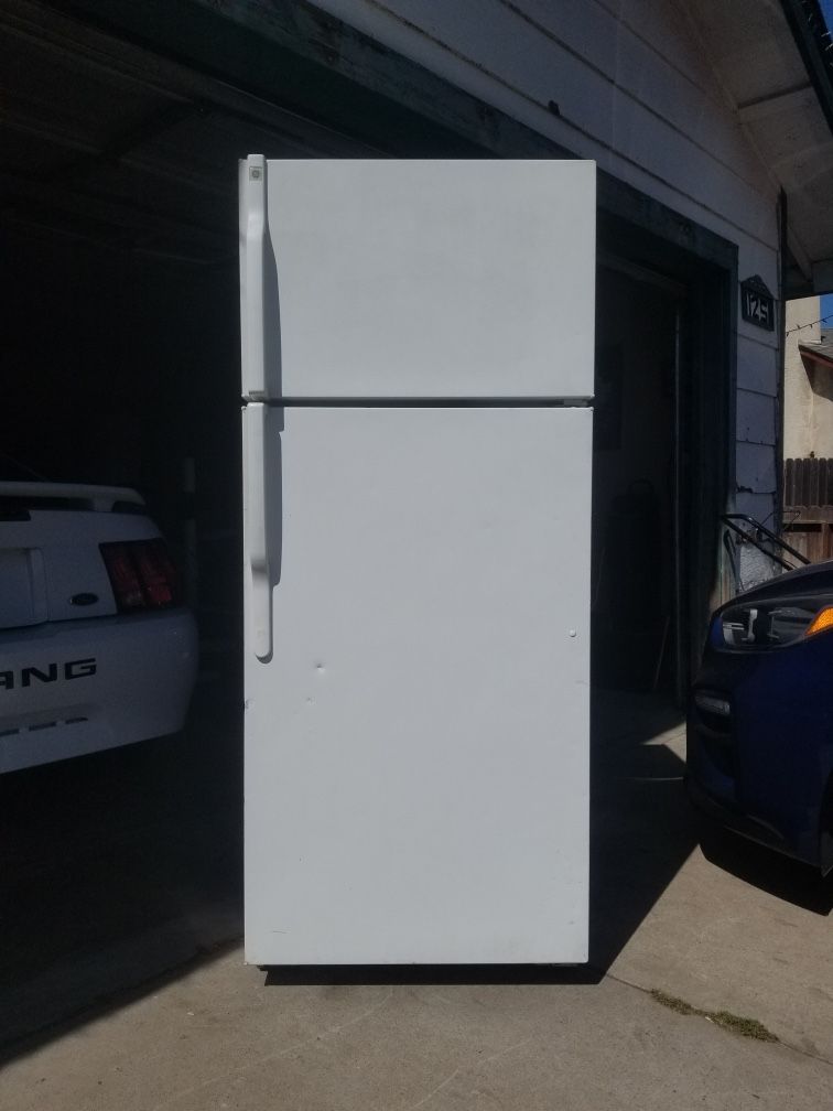 GE Top Shelf Fridge Works Great