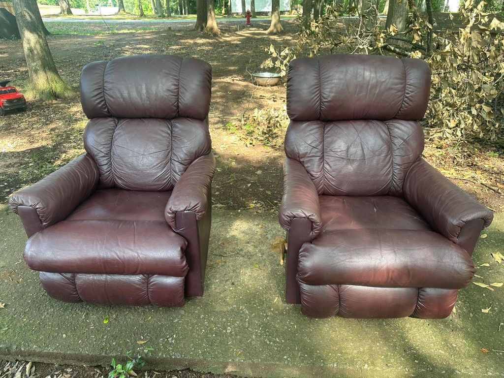 2 Brown Recliners Do Not Rock Just Let's Out For Legs 225 Dollars