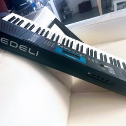 MEDELI Portable Keyboard 61 Keys Almost New!!!