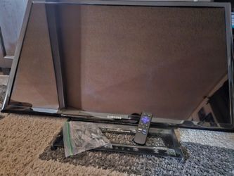 40" Samsung t.v. with mount/remote