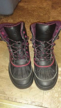 Womens boots size 7y hurry now great condition