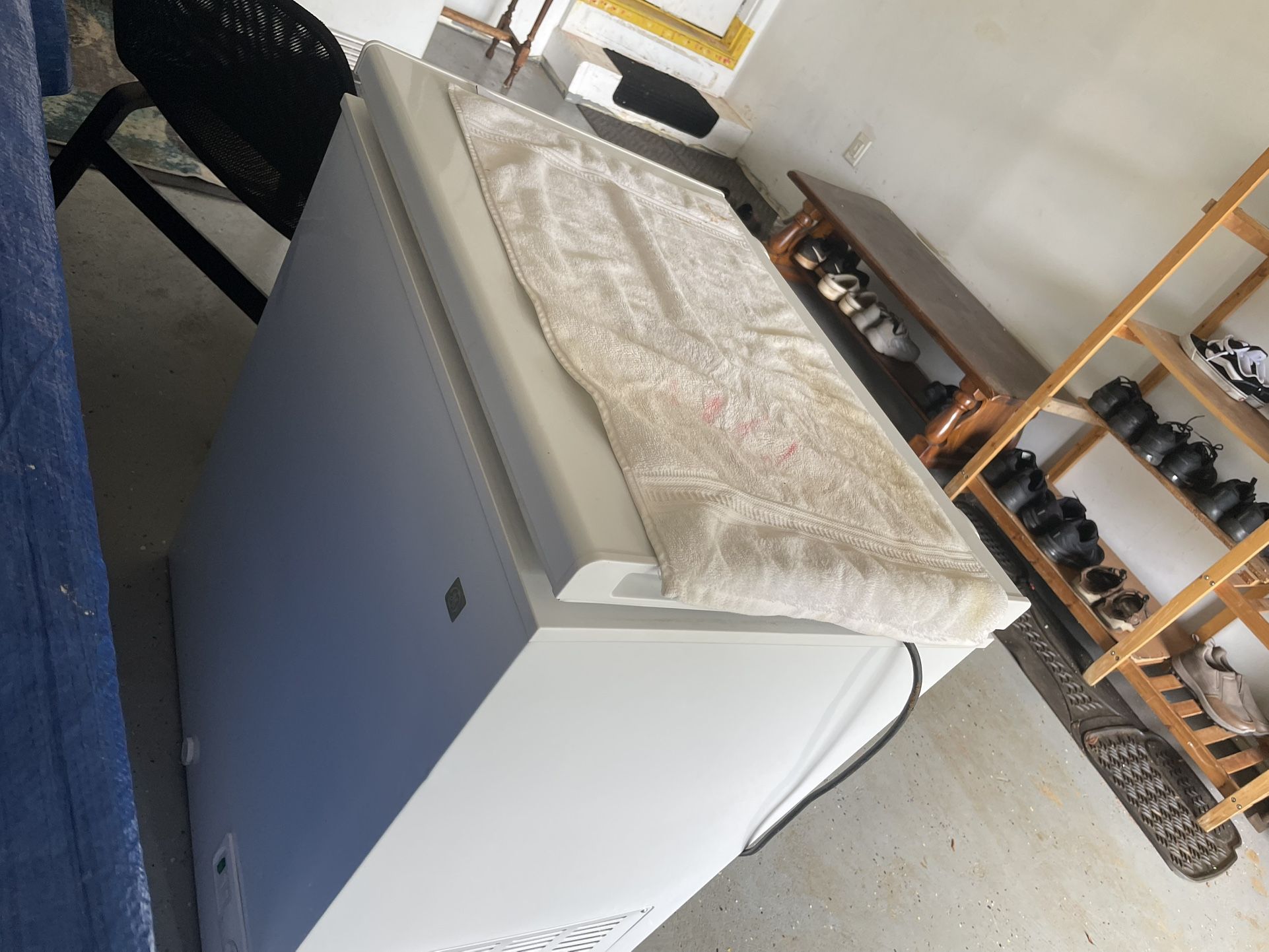 Garage Ready Manual Defrost Chest Freezer fridge in White with LED Light (general Electric GE)