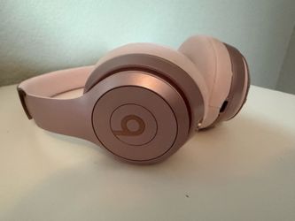Beats Solo 4’s: Limited edition color (Metallic Pink)