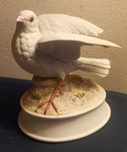 Vintage Gorham White Porcelain Ceramic White Dove Music Box 