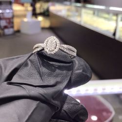 10k White Gold Diamond Lady’s Ring Available In Stock ,we Do Size Ring Also .💎💎💎