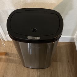 Automatic Trash Can (Everything must Go)