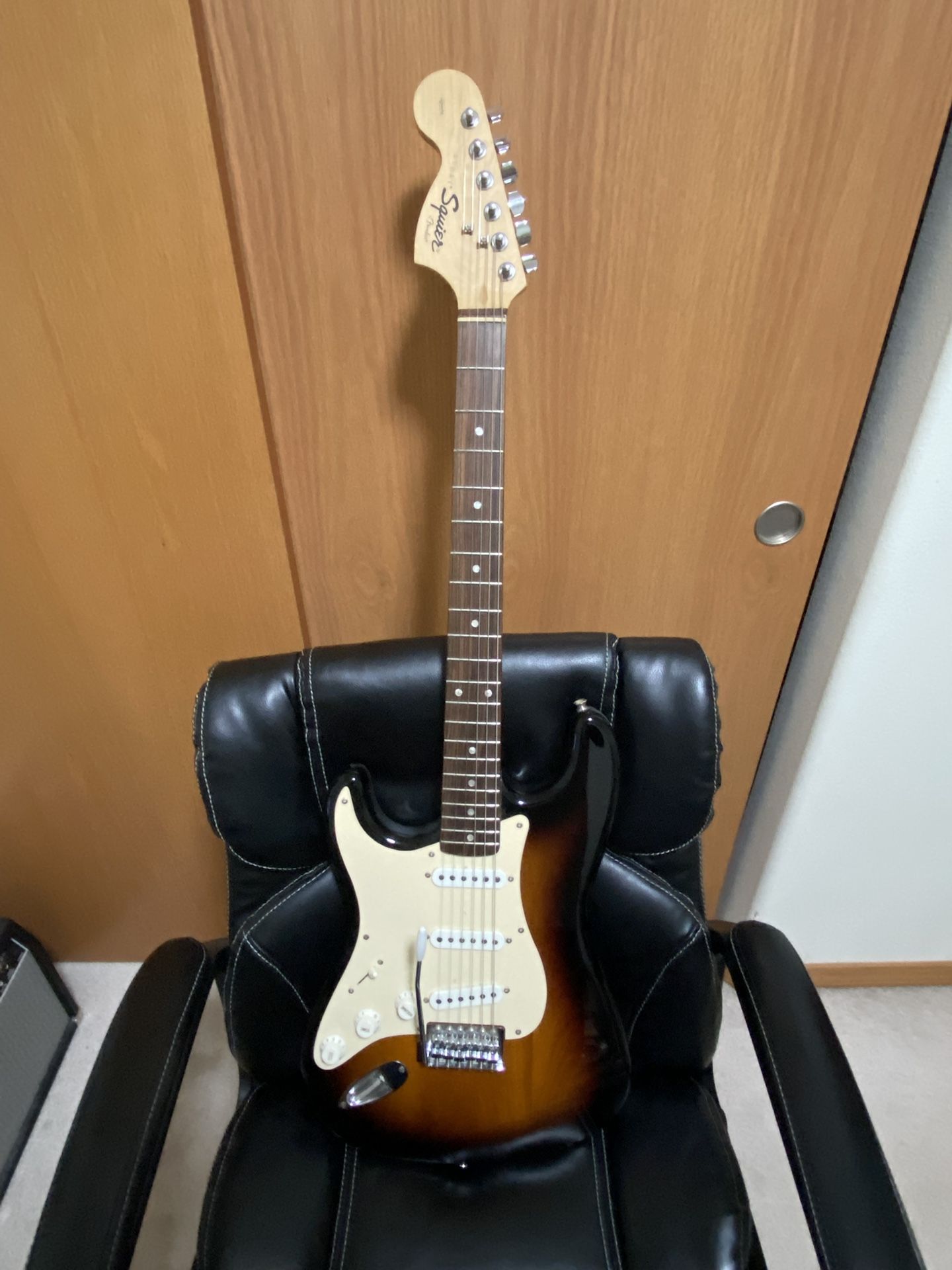 2 LIFT HAND Guitars And Amp.