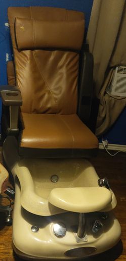 Pedicure Chair w all the hook ups.