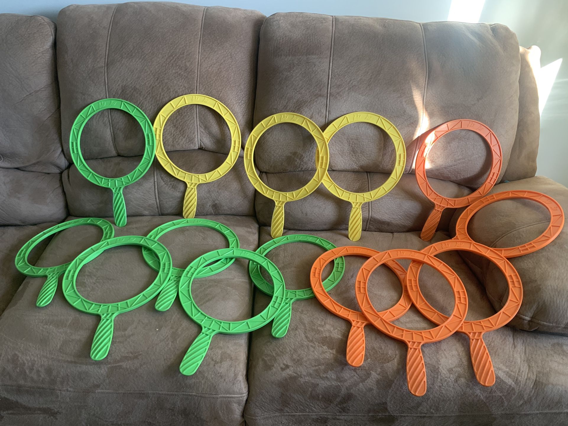 14 lightweight sturdy fly by toy handheld - bubbles, catch or throw