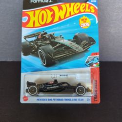 Hot Wheels Track Aces Black Mercedes -AMG Petronas Formula One Team 