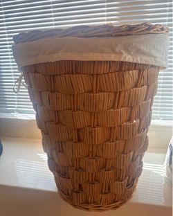 Wicker Laundry Hamper with Fabric Liner and Lid - New
