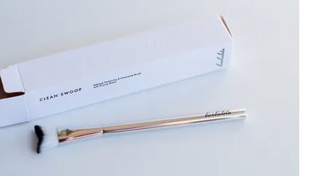 Clean Swoop Makeup Removing & Cleaning Brush With Drying Stand