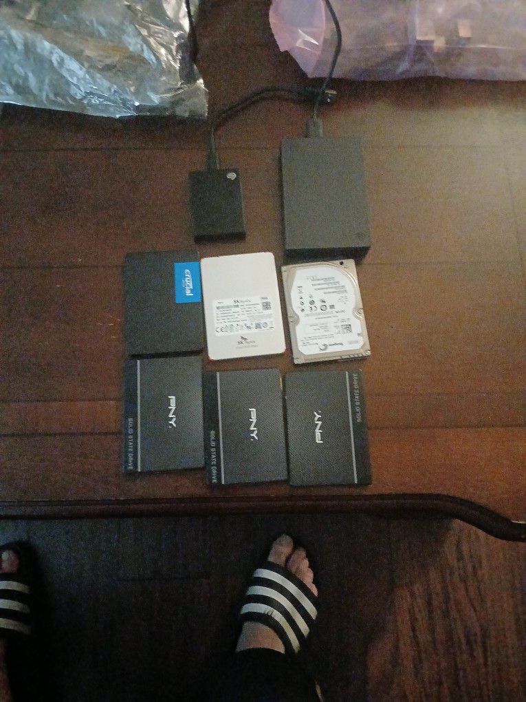 Lot Of 8 2.5 Hard Drives Ssd of different Brands