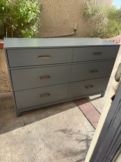 6 drawer dresser all drawers work it’s not new but good condition
