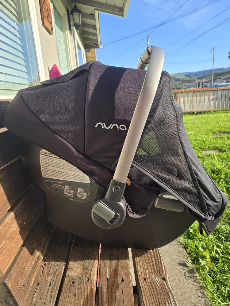 Nuna Infant Car Seat ith Base