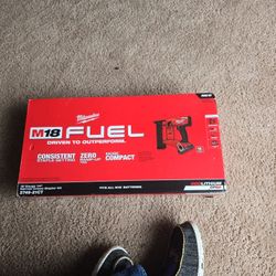 Milwaukee M18 Fuel 18 Gauge Crown Stapler Kit