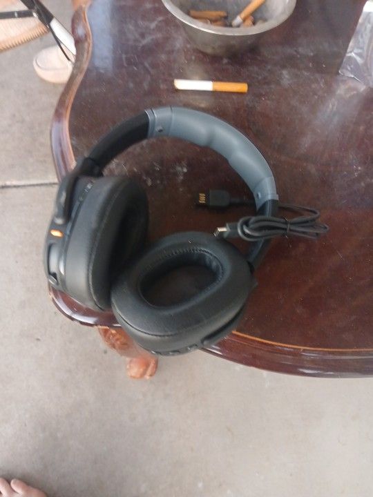 Headphones- SKULL CANDY