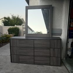 Dresser With Mirror 