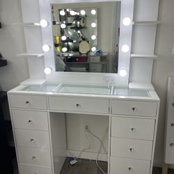 White Makeup Vanity💄