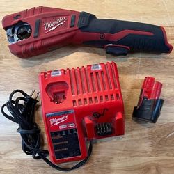 Milwaukee 2471-22 M12 12V Li-Ion Cordless Copper Tubing Cutter Kit