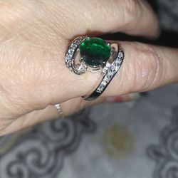 EMERALD SILVER RING SIZE 8