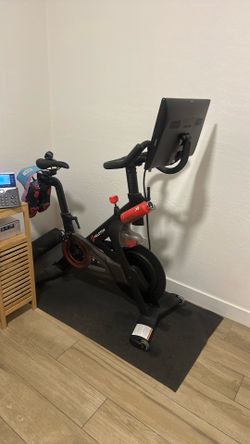 Peloton Bike + Mat – Excellent Condition