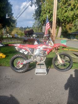 2005 Crf 250R An excellent running condition. 8 hours on new top end, the spike has been built from ground up. Ready to go.