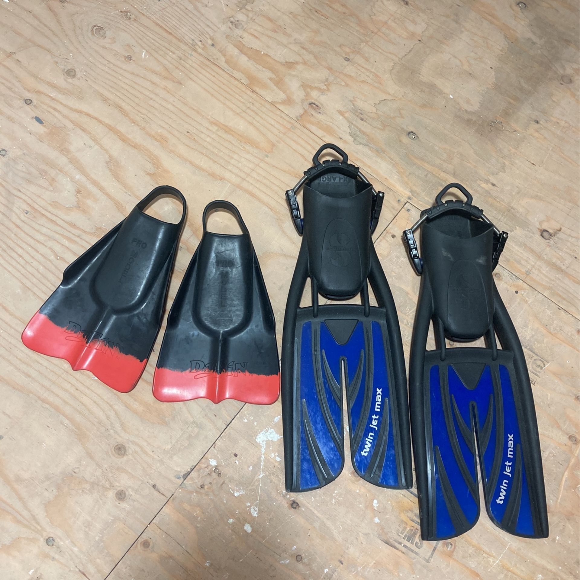 2 Sets Of Swimming Fins