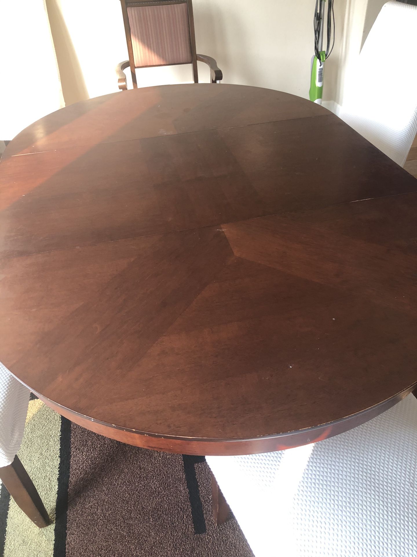 Extentable round dining table
