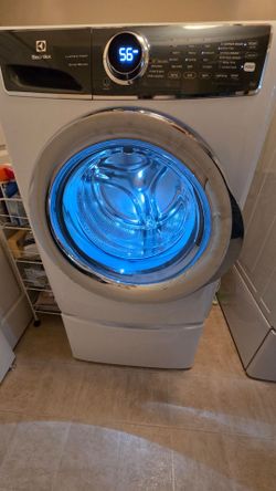 Electrolux washer and dryer w/pedestals