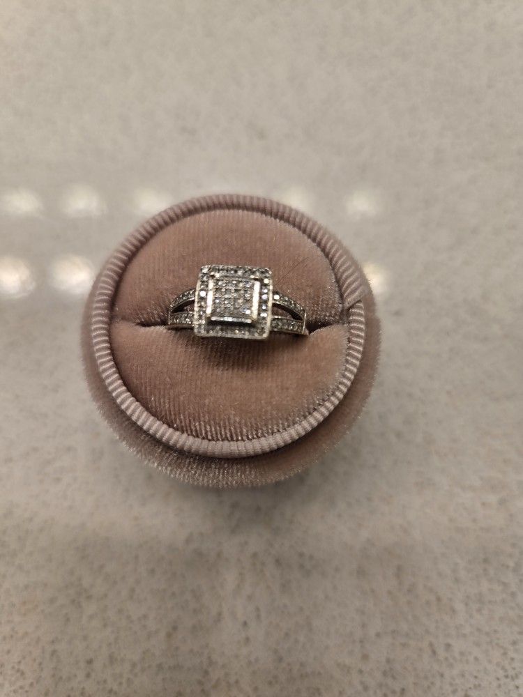 14k White Gold Diamond Ring Size: 5.5