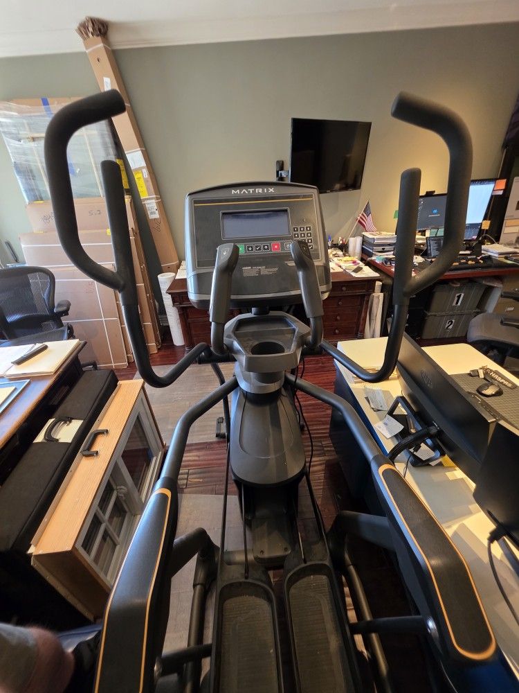 🏋️Matrix E50 Elliptical with XR Display - Like New, Hardly Used