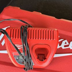 Milwaukee M12 Charguer