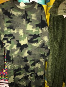 Camo Pj one piece with feet, 8, ( READ DESCRIPTION)