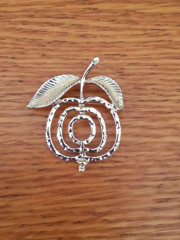 Vintage Sarah Coventry Gold-Tone Open Apple Brooch/Pin