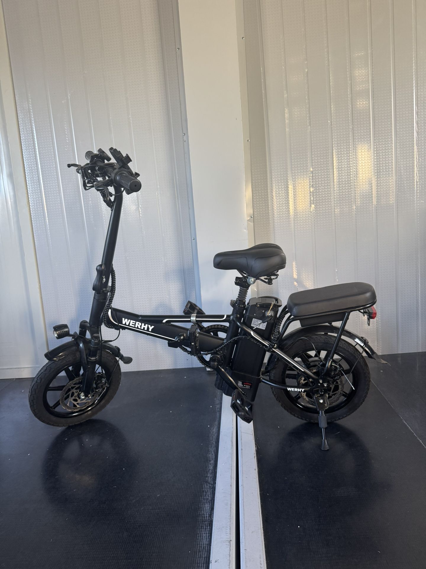 Folding electric bicycle